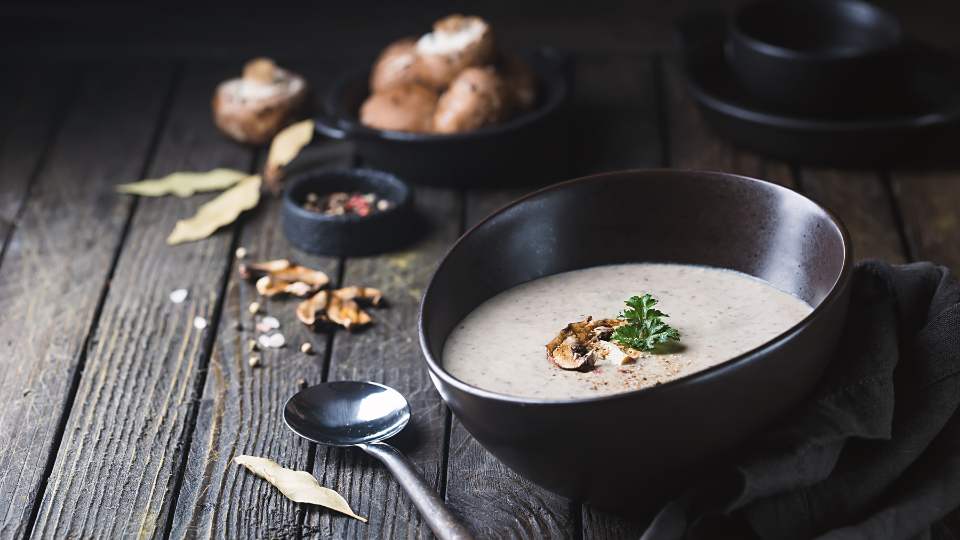 Crema de setas y manzana con trufa negra